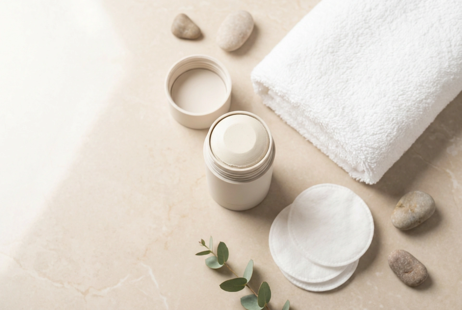 Maseczki w sztyfcie: precyzyjna aplikacja strefowa i demakijaż po