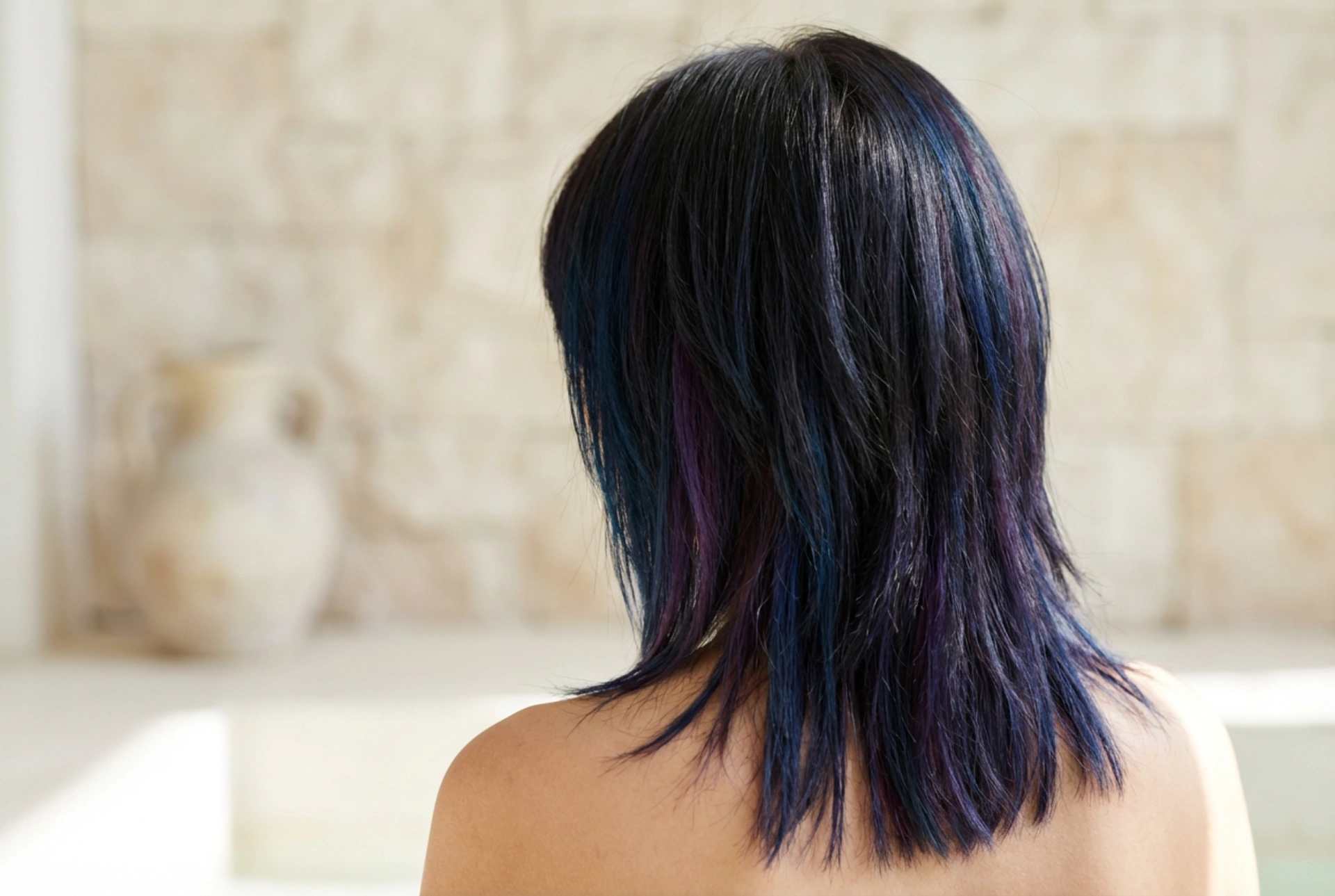 Fryzura emo damska: strzyżenie warstwowe, stylizacja i pielęgnacja koloru