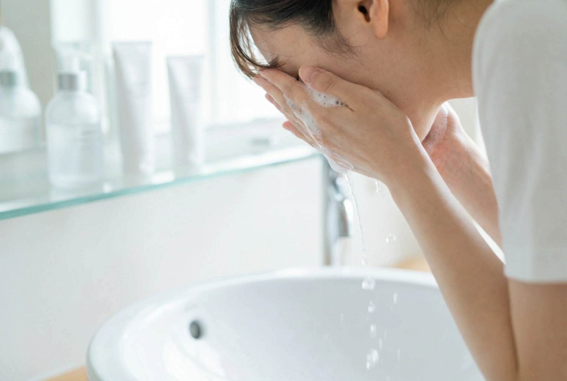 Żel do oczyszczania twarzy: jak domyć skórę bez podrażnień