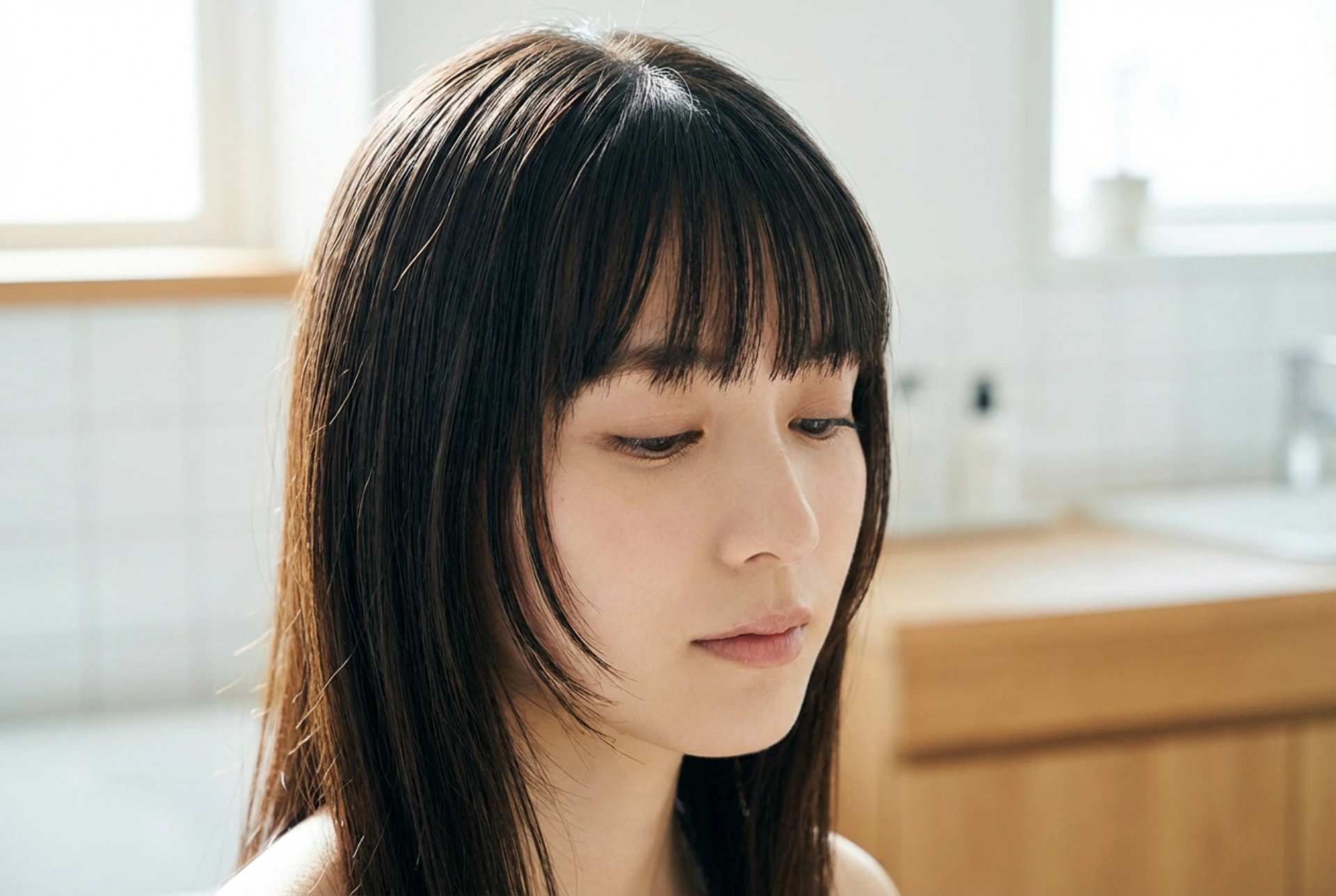 Cieniowana grzywka na prosto: cięcie, teksturyzacja i układanie