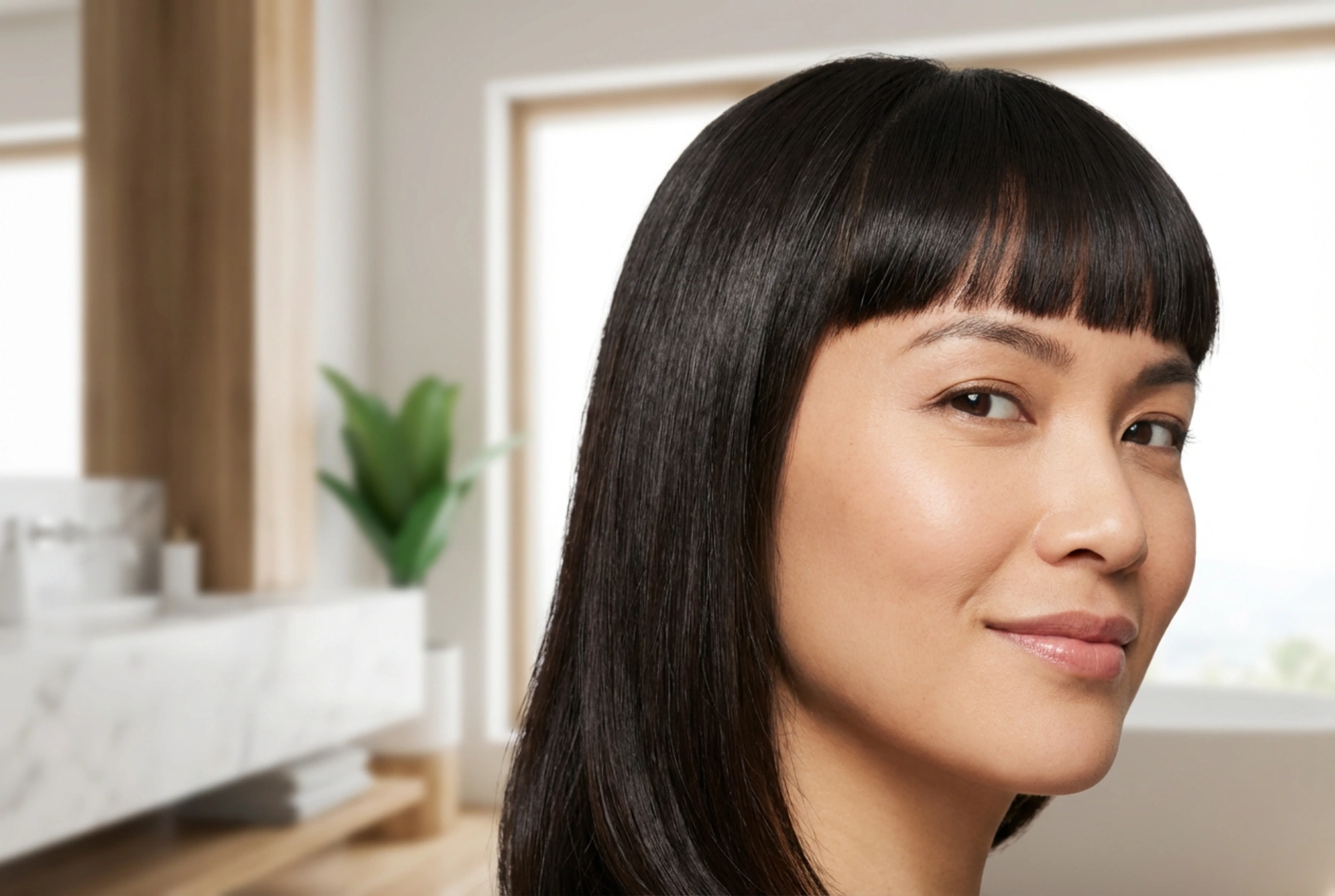 Krótka grzywka: jak ją nosić i układać, by nie odstawała