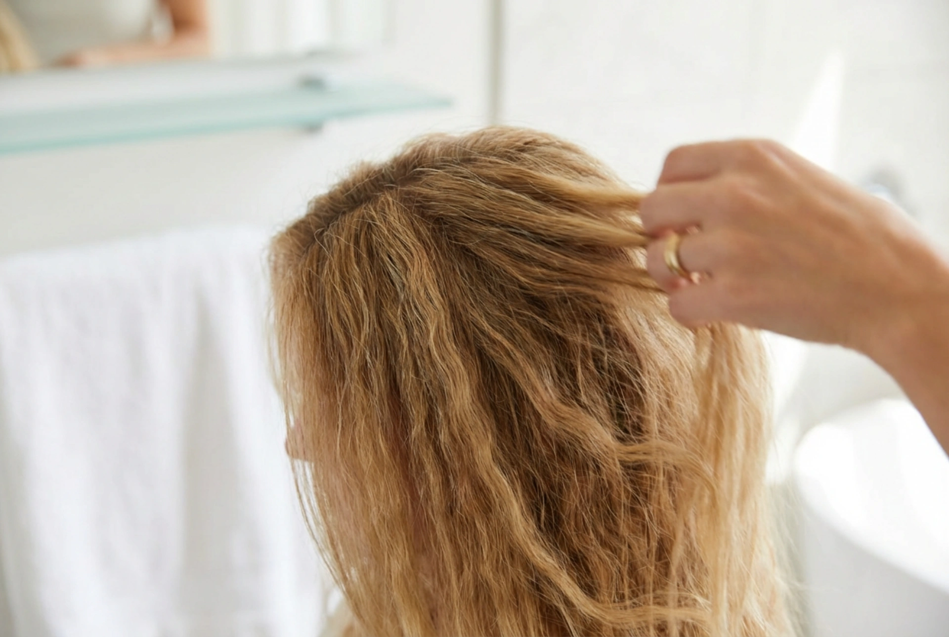 Karbownica: uniesienie u nasady i tekstura na długości, techniki dla różnych pasm