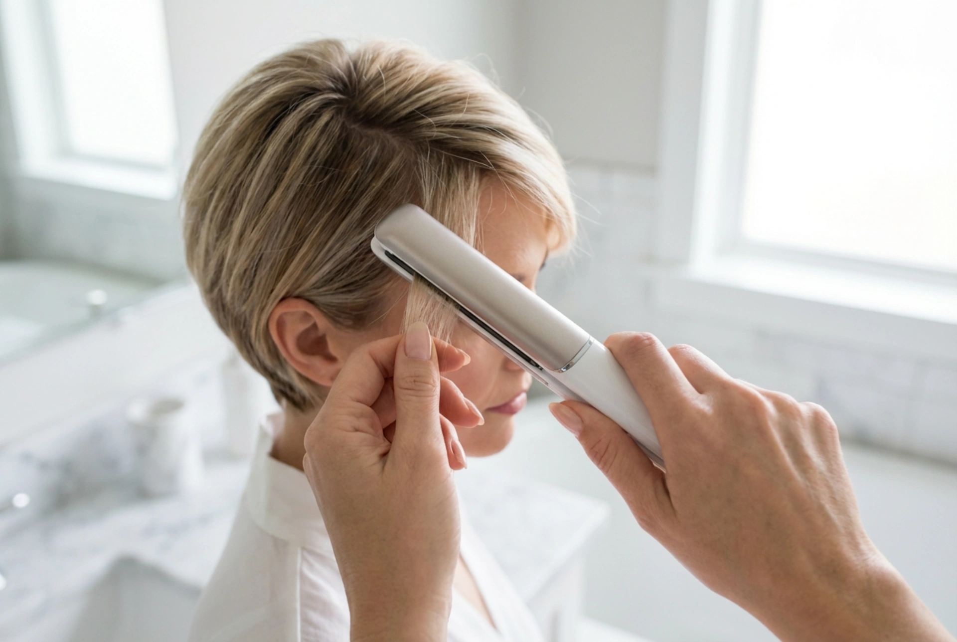 Cienka prostownica: sposób na krótkie włosy, grzywkę i baby hair