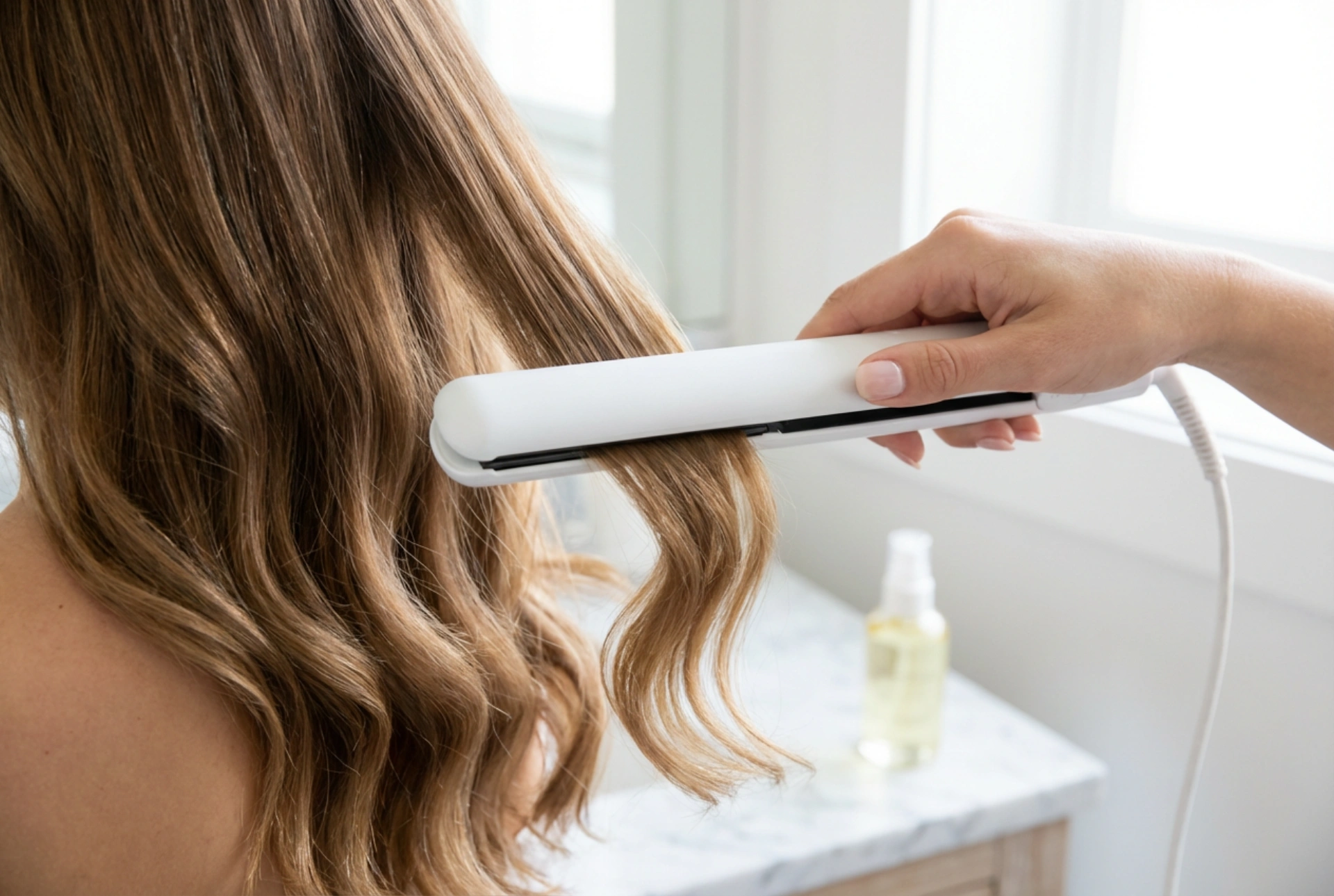 Kręcenie włosów prostownicą: szybko, bez zagnieceń i z połyskiem
