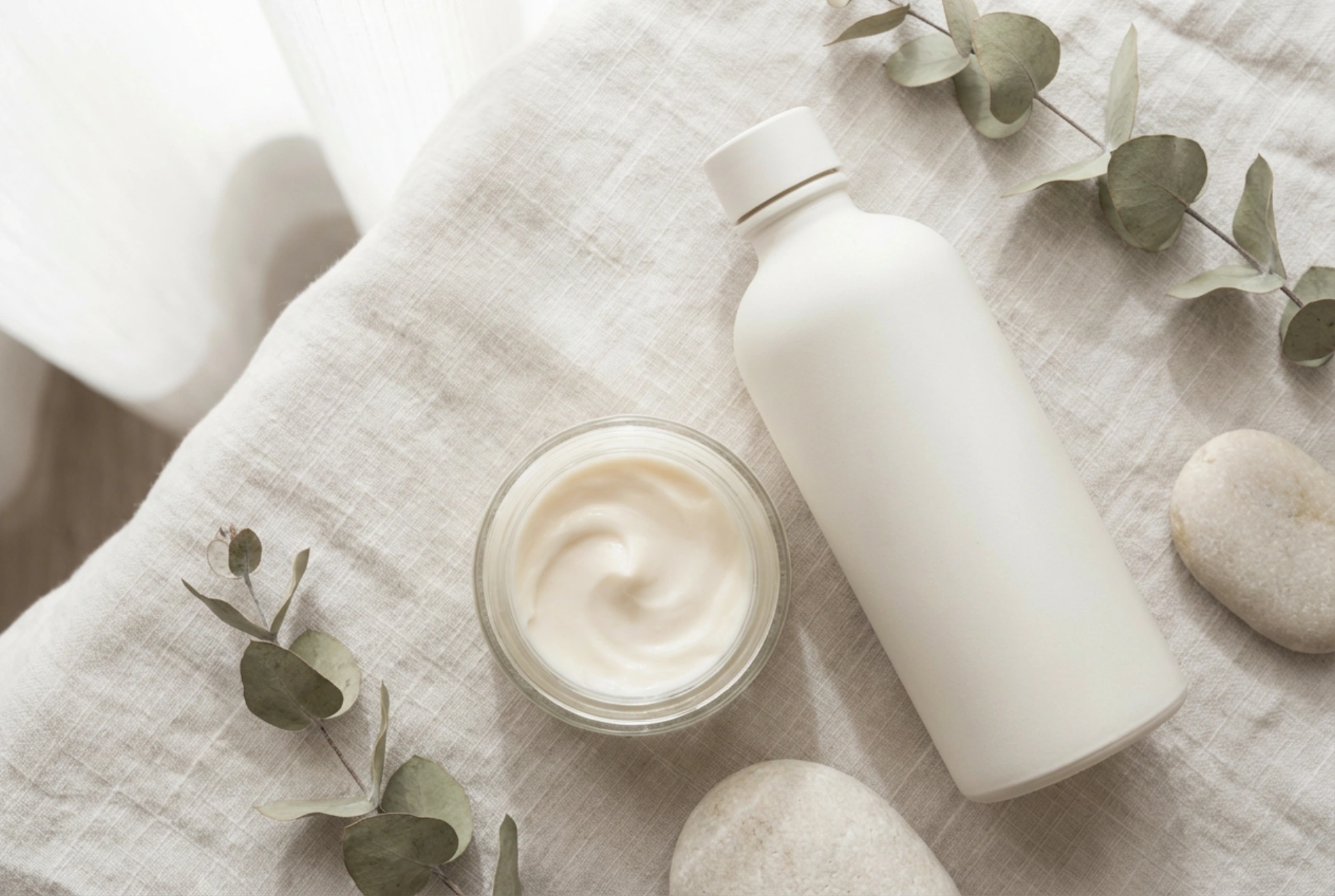 Kiedy sięgać po odżywkę nawilżającą do włosów i jak łączyć ją z emolientem