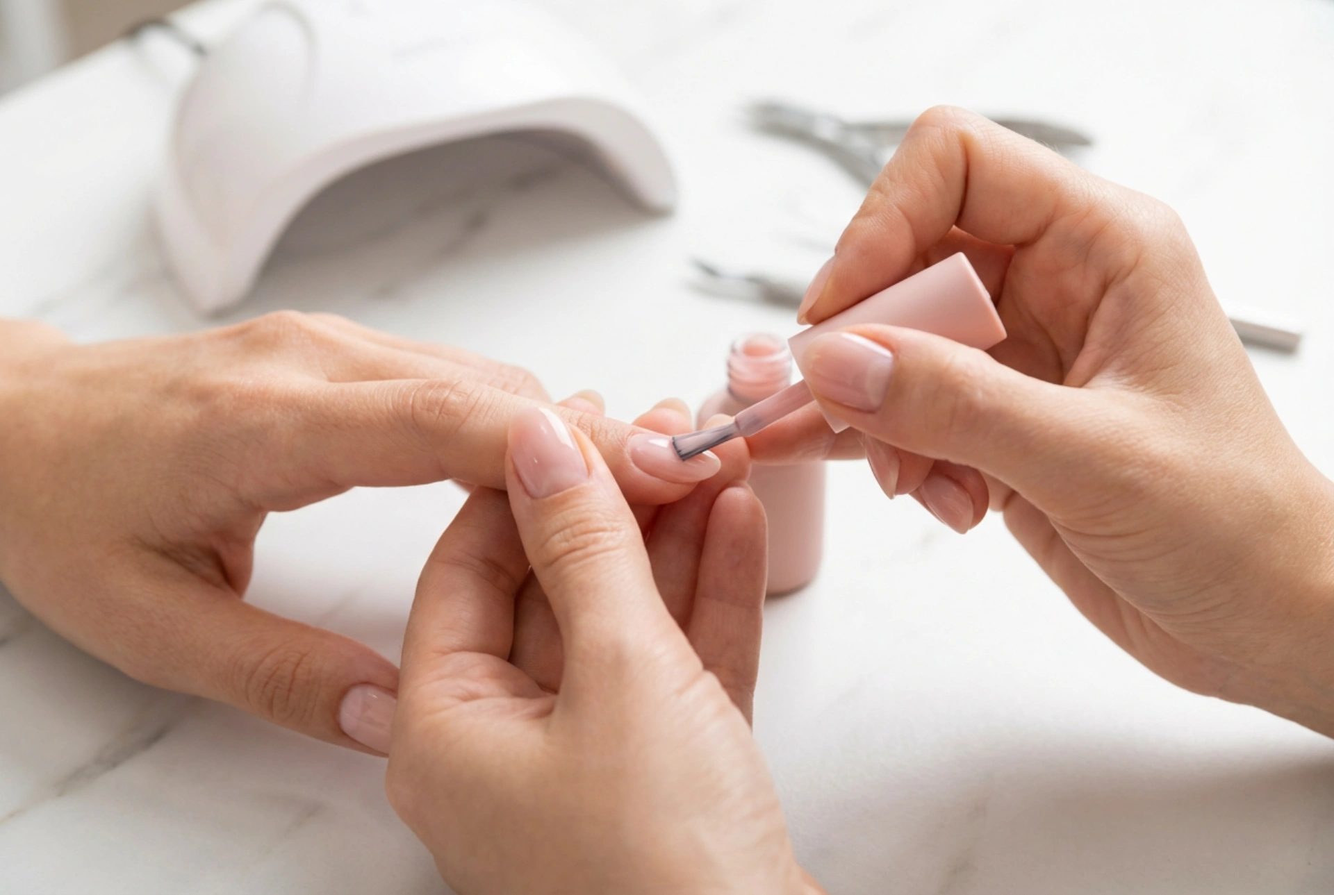 Manicure hybrydowy: co to jest, jak wygląda aplikacja i zdejmowanie