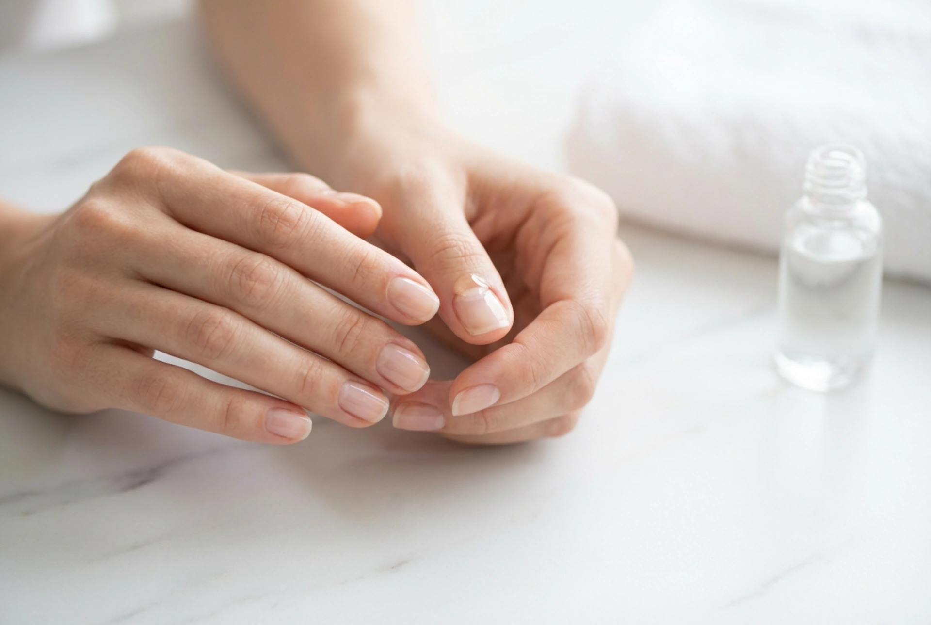 Oliwka do skórek w pielęgnacji manicure: jak i kiedy stosować