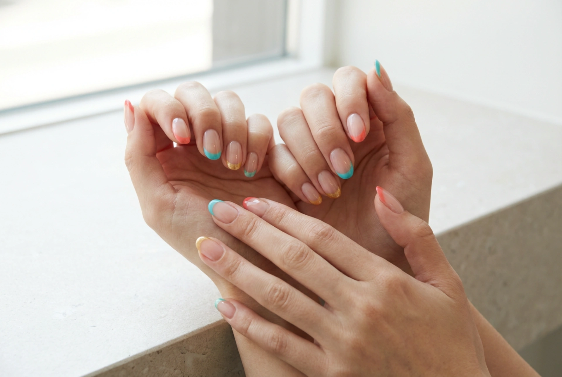 Paznokcie kolorowe końcówki: równe linie bez szablonu i trwałe wykończenie