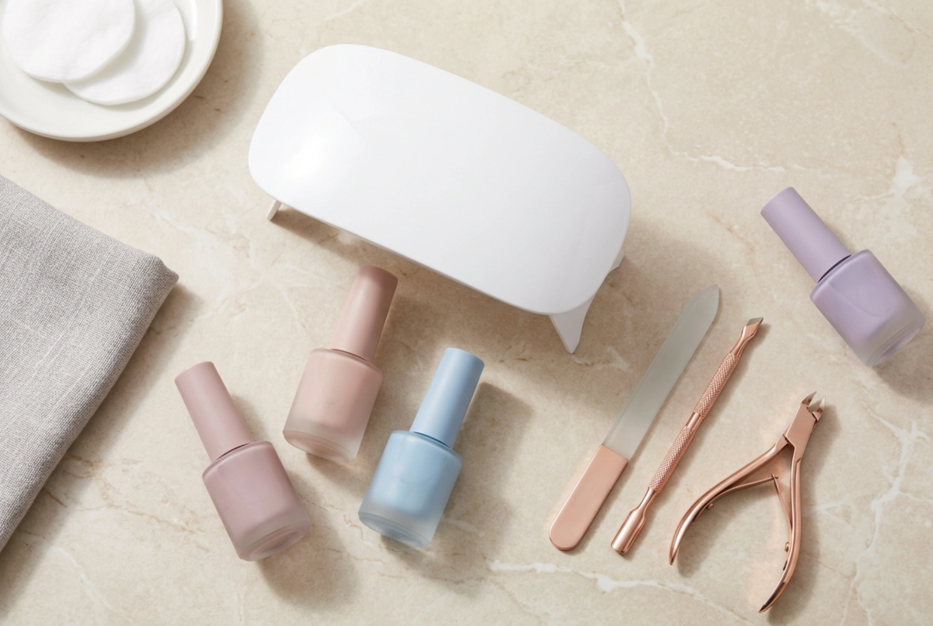 Lampy UV do paznokci: typy, moce i jak uniknąć niedoutwardzeń