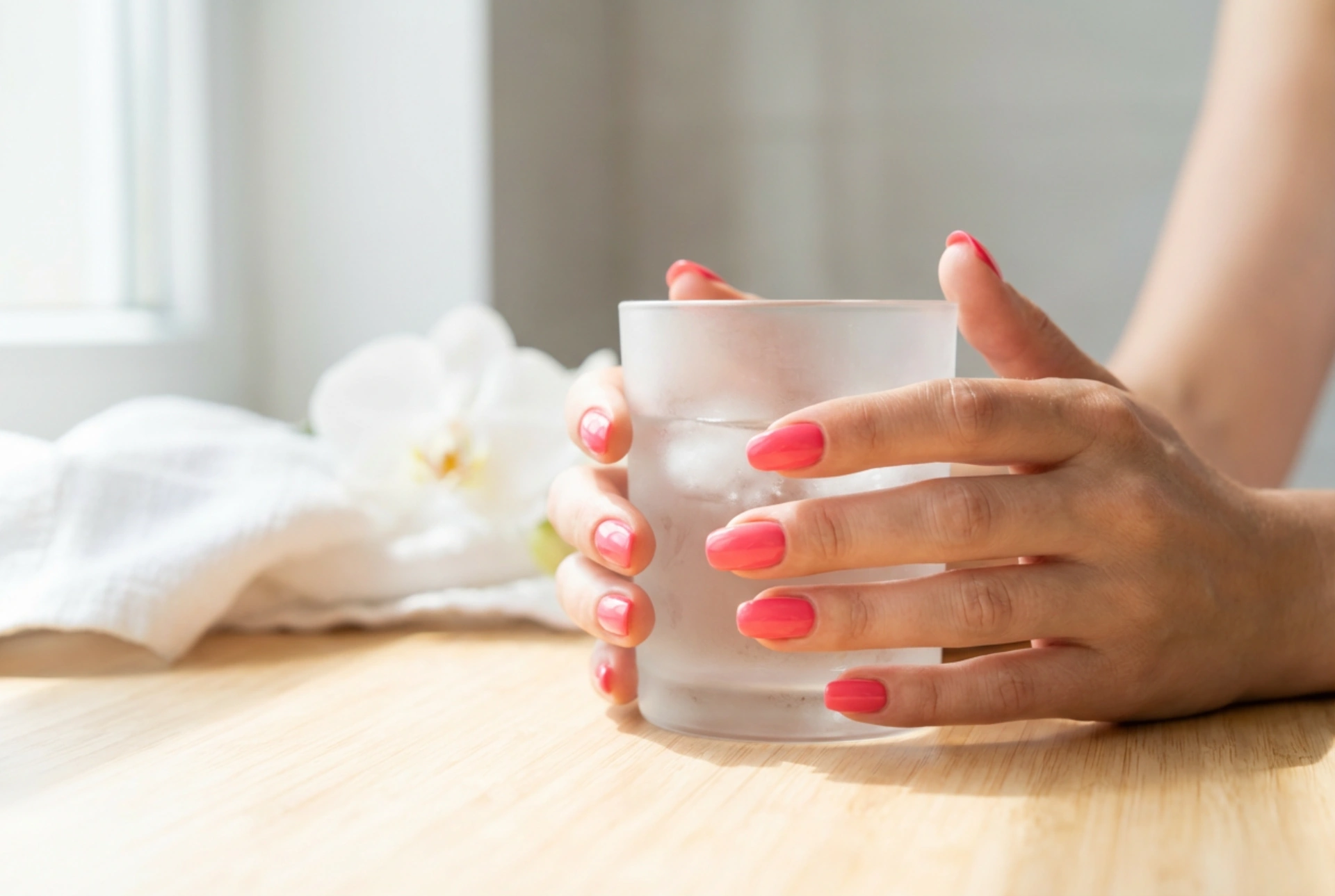 Manicure na lato: trwałe kolory, wykończenia i pielęgnacja dłoni