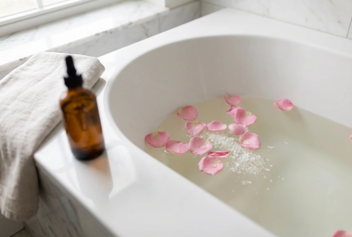 Relaksująca kąpiel z solą: dodatki aromatyczne i rytuał