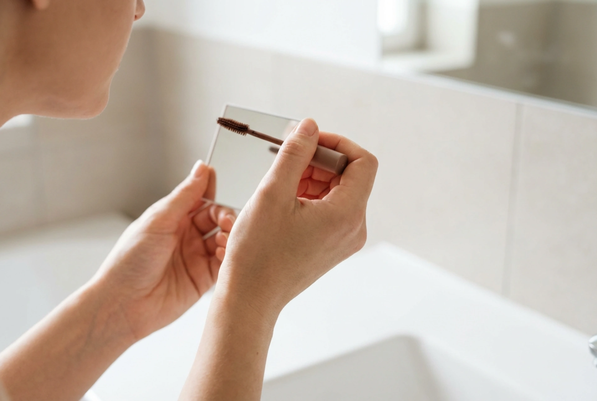 Tusz do rzęs brązowy w praktyce: komu pasuje i jak go używać