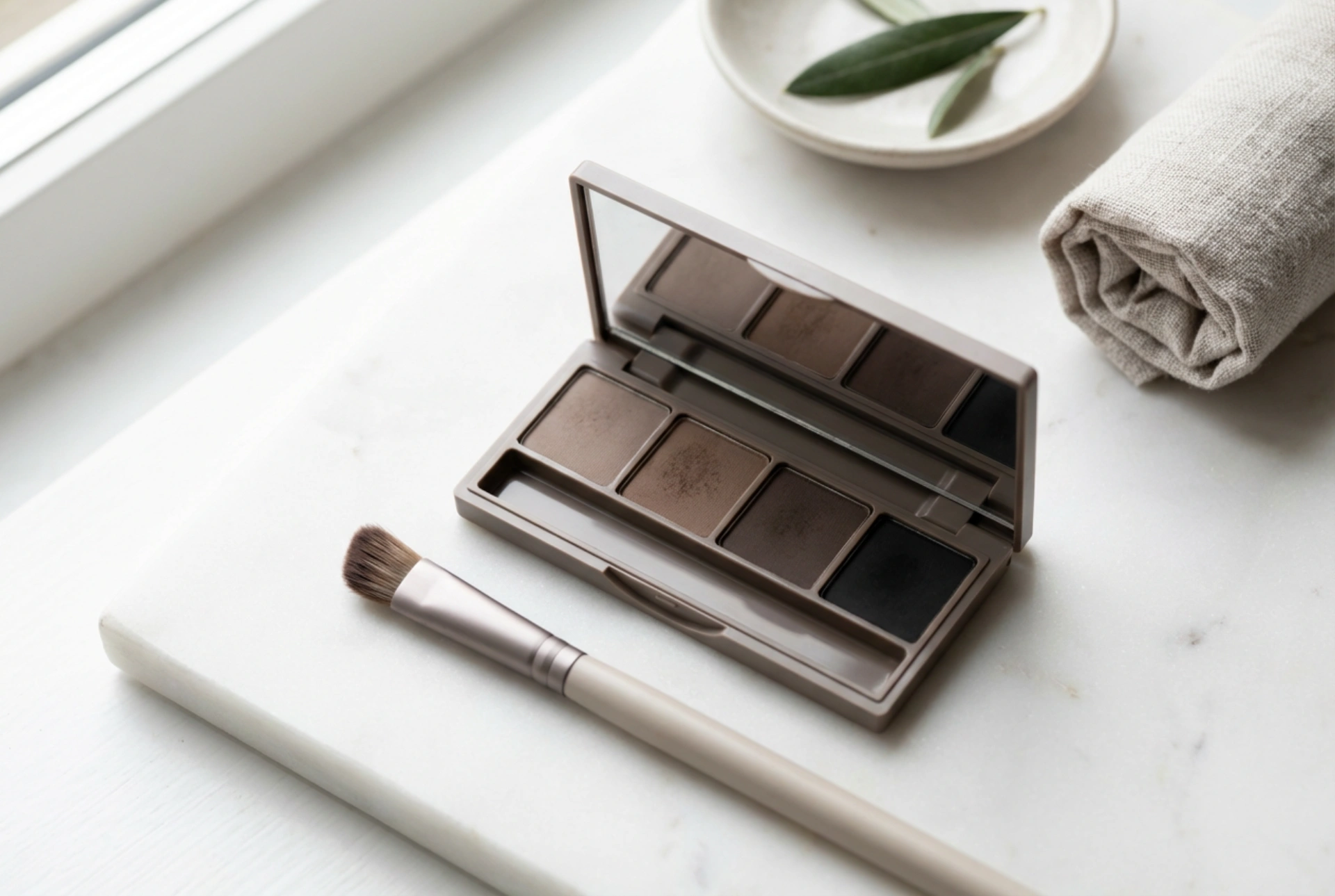 Paleta do brwi: techniki aplikacji cieni i naturalnego cieniowania