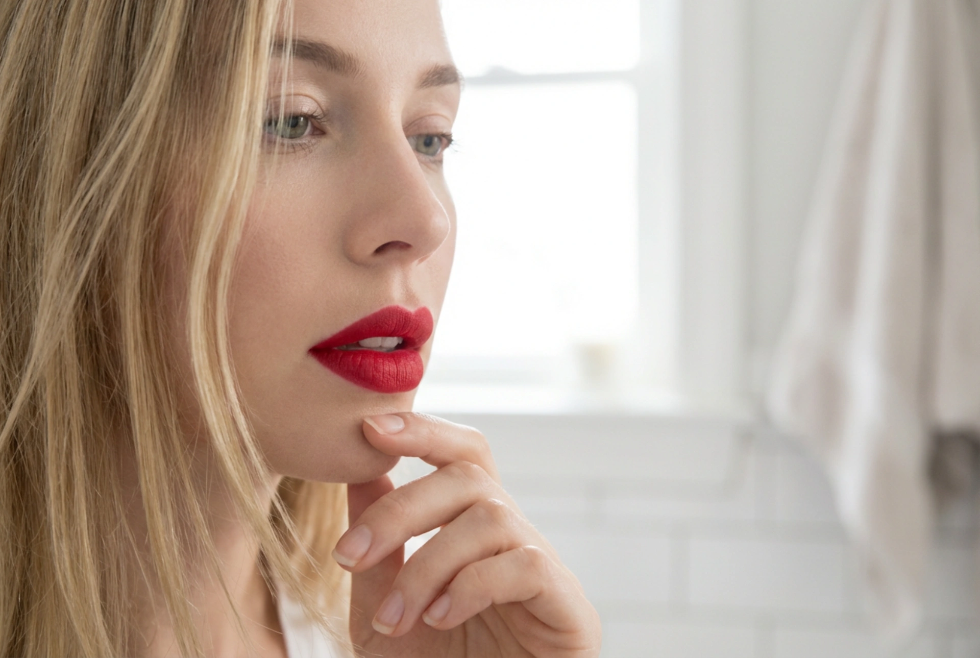 Czerwona szminka dla blondynek: odcienie, kontrast i lekki makijaż oczu