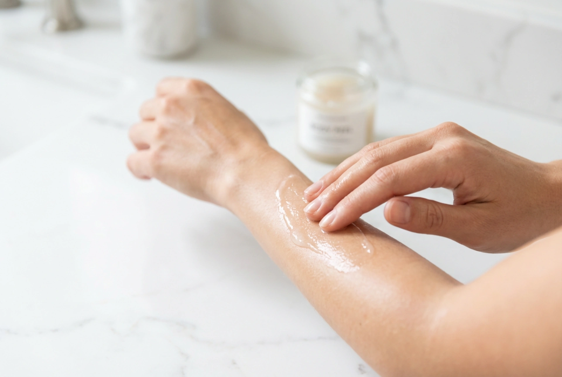 Peeling kwasowy do ciała: bezpieczna aplikacja AHA/BHA w domu