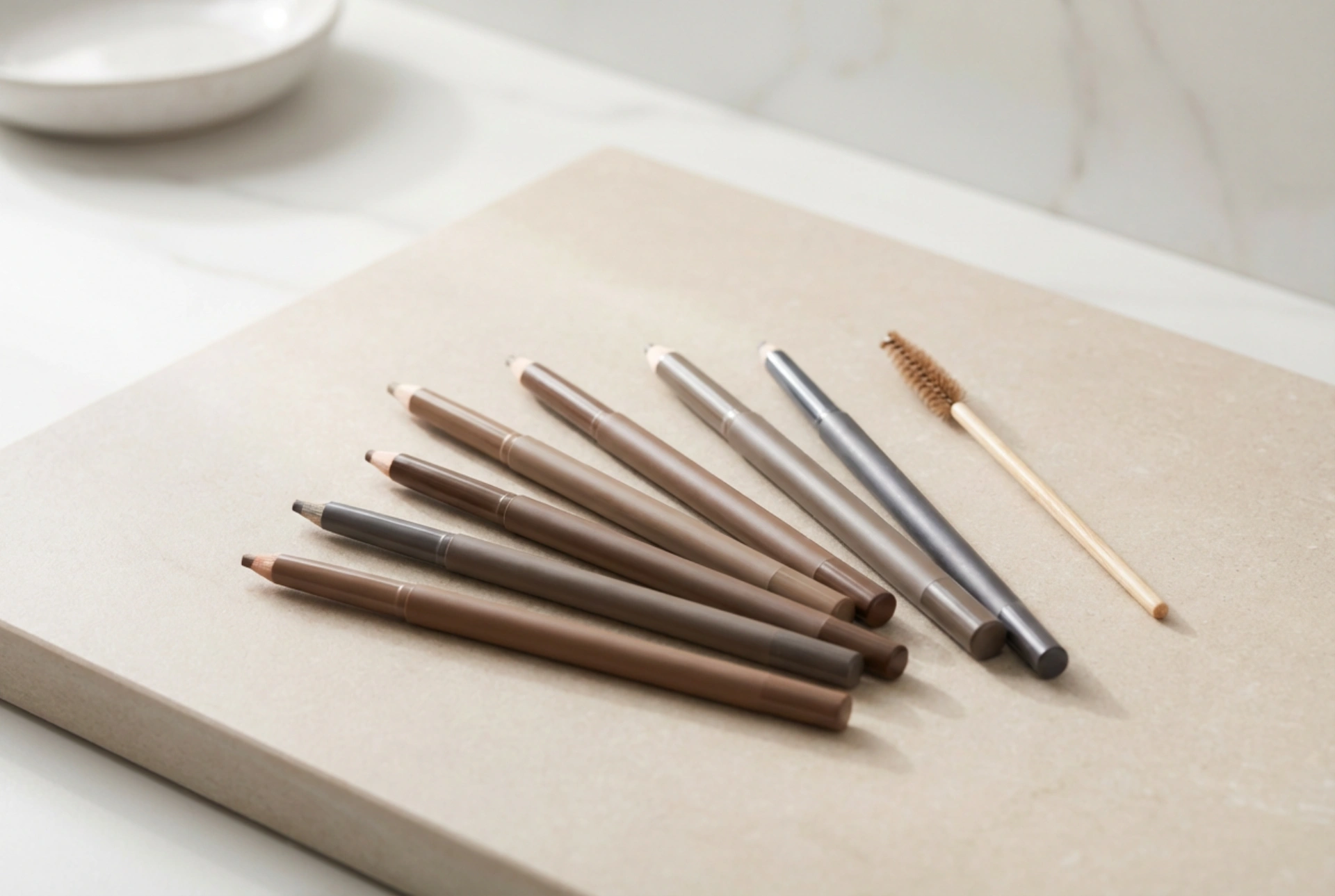 Kredki do brwi: jak wybrać twardość i odcień, jak rysować